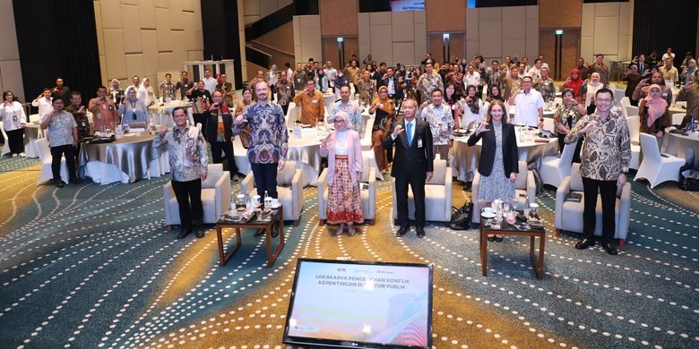 Menteri Pendayagunaan Aparatur Negara dan Reformasi Birokrasi (PANRB) Rini Widyantini berfoto bersama peserta Workshop Nasional Pencegahan Konflik Kepentingan di Sektor Publik di Jakarta, Selasa (3/6/2025).