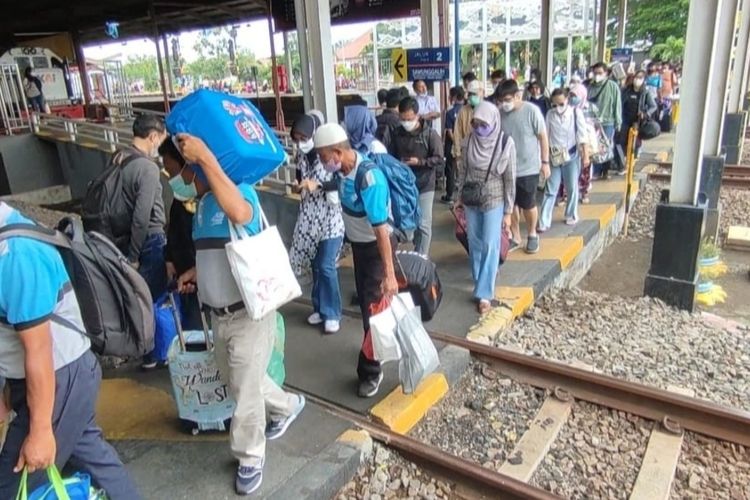 Sejumlah penumpang kereta api Argo Cheribon tiba di stasiun Cirebon Kota Cirebon pada momen libur awal tahun 2023, berapa waktu lalu.