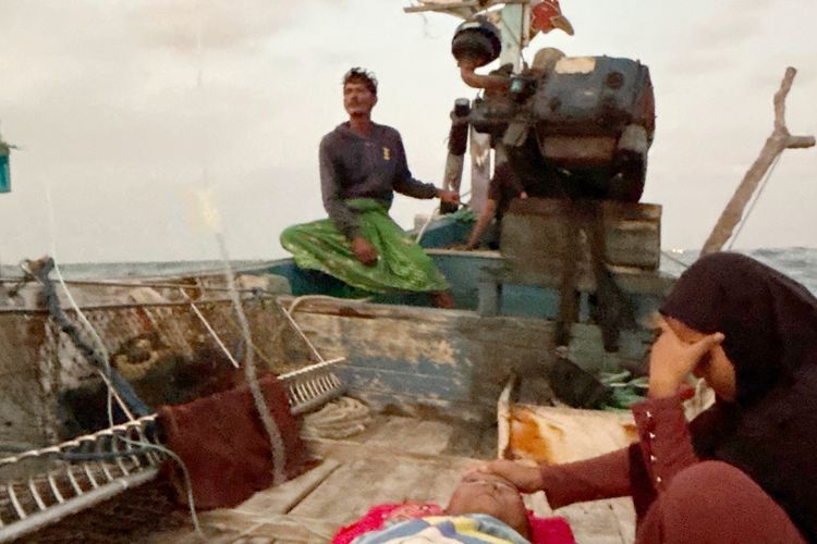 Pasien di atas perahu nelayan saat dirujuk ke RS Qonaah Sampang, Kamis (3/7/2025). 