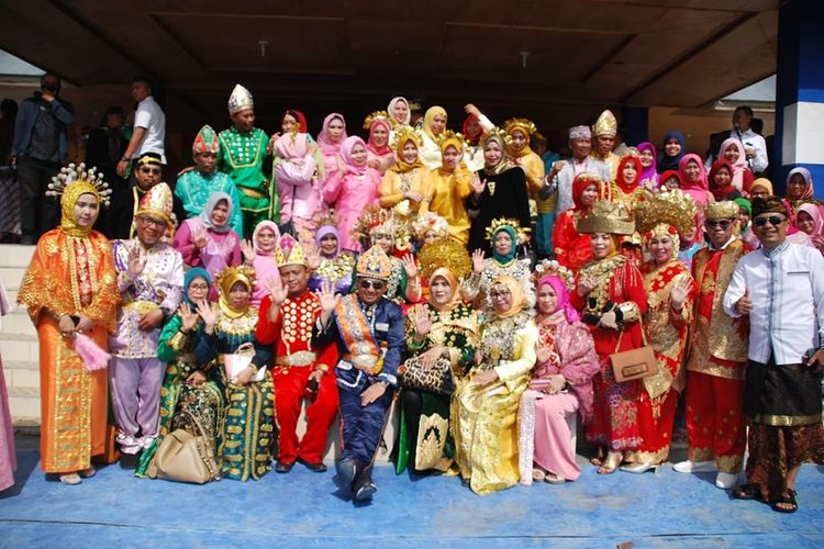 Sebagian peserta upacara Peringatan Sumpah Pemuda di Kabupaten Bone Bolango, Provinsi Gorontalo foto bareng Bupati Hamim Pou, Senin (28/10/2019).