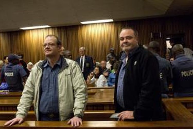 Mike du Toit (kanan) dan Andre du Toit divonis 35 tahun penjara oleh Pengadilan Tinggi Pretoria, Afsel karena merencanakan makar dan pembunuhan Nelson Mandela pada 2002 lalu.
