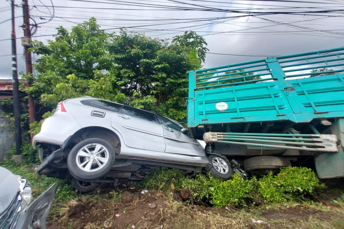 Tak Kuat Nanjak, Truk Tabrak 5 Mobil dan Motor di Banjarbaru