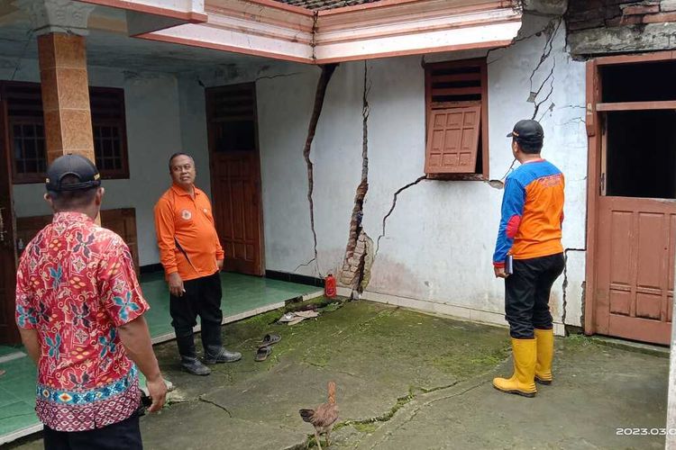 Petugas BPBD Trenggalek, meninjau kerusakan rumah akibat tanah gerak di Kecamatan Dongko Trenggalek Jawa Timur, Kamis (02/03/2023).