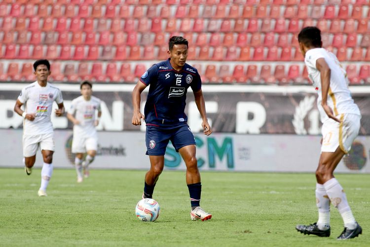 Pemain Arema FC Dendi Santoso saat laga pekan ke-26 Liga 1 2023-2024 melawan Persija Jakarta yang berakhir dengan skor 3-2 di Stadion Kapten I Wayan Dipta Gianyar, Senin (26/2/2024) sore.