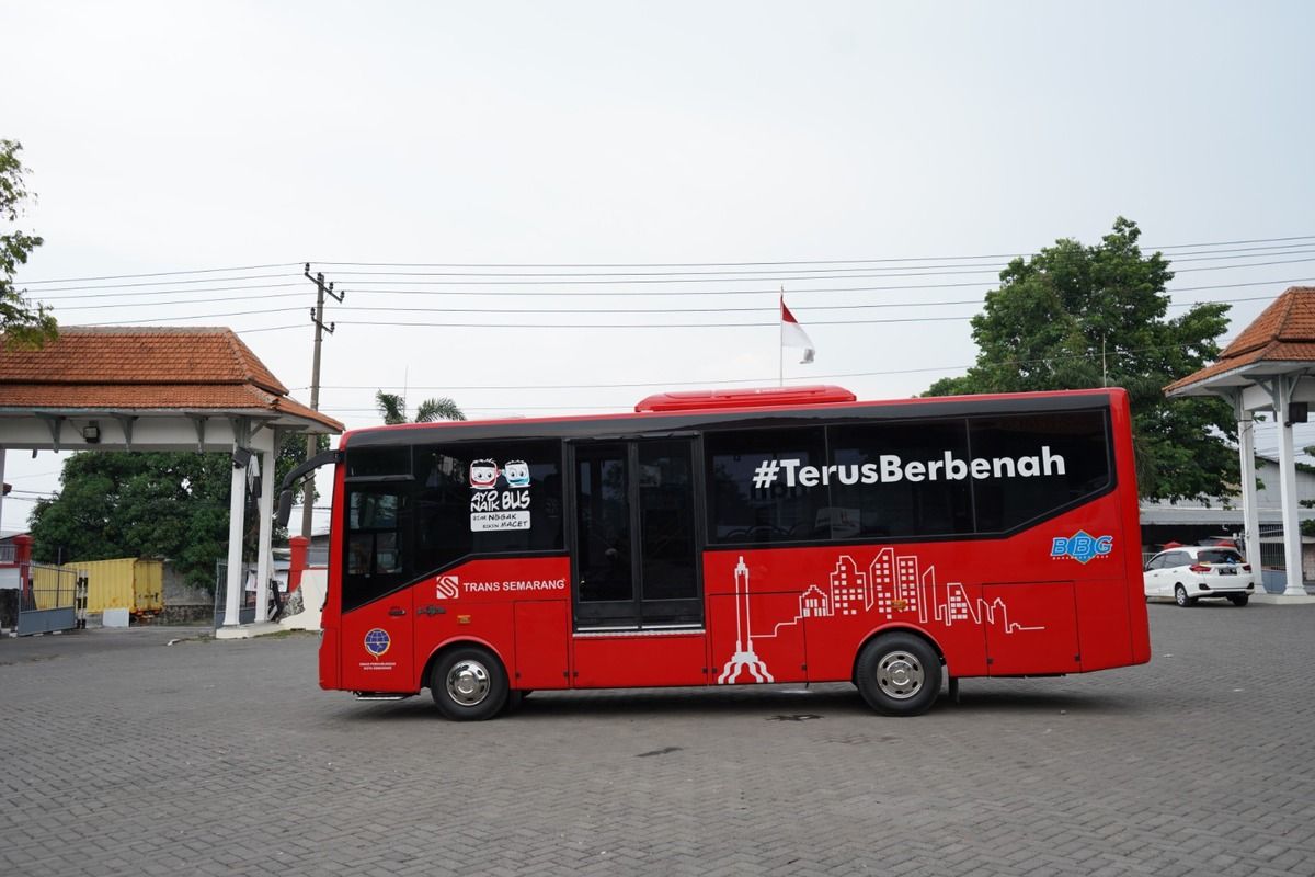 Bus Rapid Transit (BRT) Trans Semarang, Jawa Tengah saat menunggu penumpang di Terminal Cangkiran, Semarang.