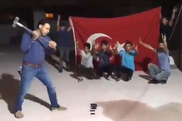 Beredar video seorang pria di Turki menghancurkan iPhone dengan menggunakan alat pemukul. (CBS News)