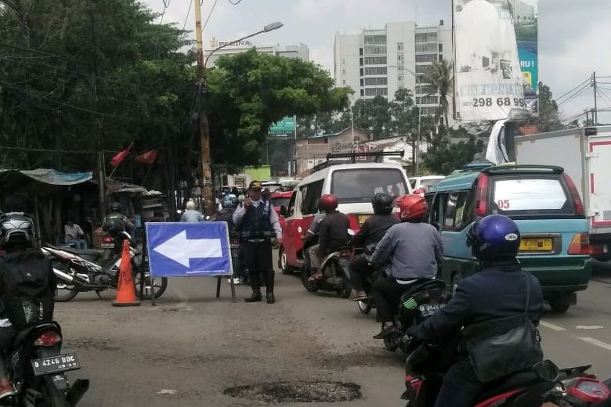 Kemacetan di Jalan Daan Mogot Kilometer 22 Batuceper akibat perbaikan jalan, Senin (2/3/2020).