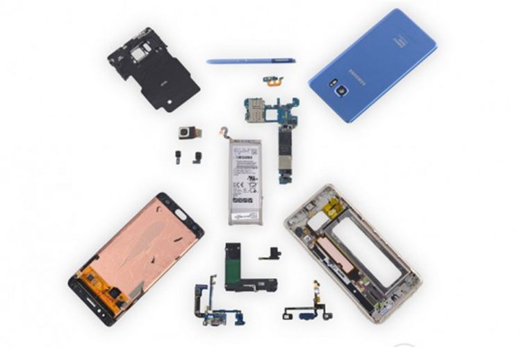 Ilustrasi pembongkaran Galaxy Note FE oleh iFixit.