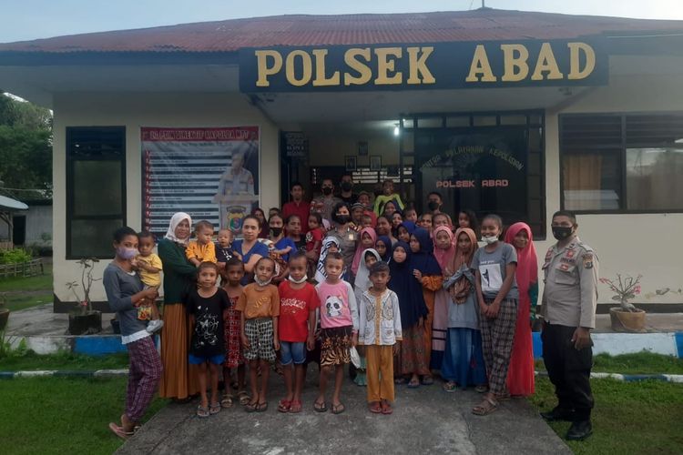 Inspektur Satu (Iptu) Jeane Sakalla, saat bersama anak-anak di Kecamatan Alor Barat Daya 