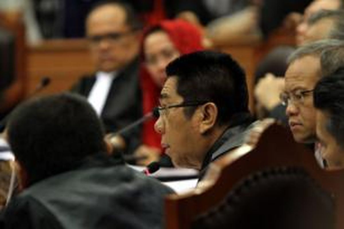 Tim kuasa hukum Jokowi-Jusuf Kalla sebagai pihak terkait, Henry Yosodiningrat (tengah), saat sidang lanjutan di Gedung Mahkamah Konstitusi (MK), Jumat (8/8/2014). Agenda sidang kali ini adalah mendengarkan jawaban termohon, keterangan pihak terkait, dan Bawaslu terkait gugatan Pilpres 2014 oleh pasangan Prabowo-Hatta.