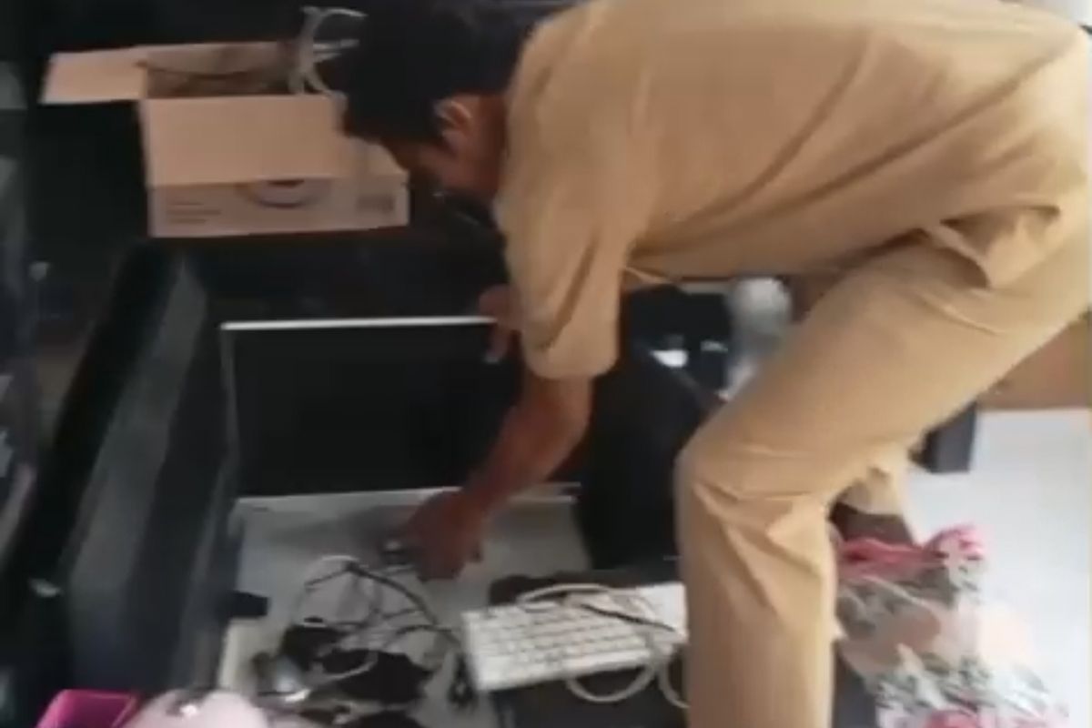 Salah satu PNS di Pemkab Pamekasan mengangkut sejumlah aset dan dokumen penting sebelum demonstrasi berlangsung, Selasa (2/9/2025).