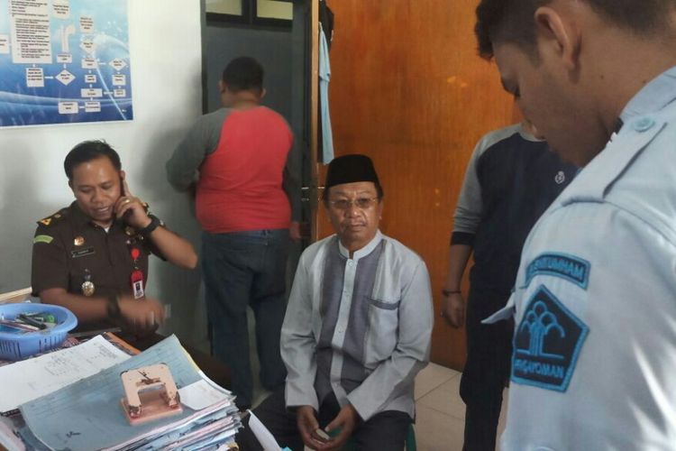 Aswad Sulaiman menggunakan peci didampingi jaksa di Lapas Klas II A Kendari saat ditahan. 