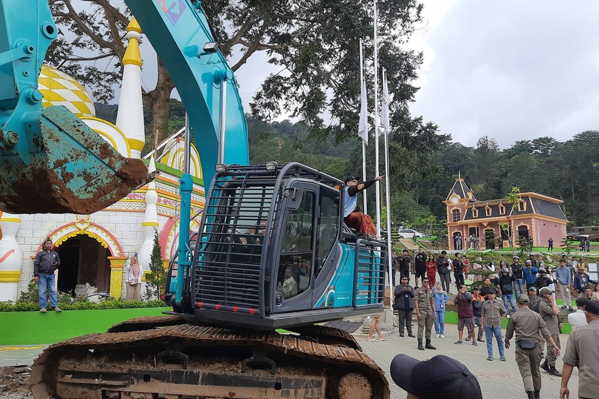 Pemerintah Provinsi Jawa Barat dan Pemerintah Kabupaten Bogor mulai membongkar bangunan wisata rekreasi Hibisc Fantasy di Puncak, Jumat (7/3/2025).