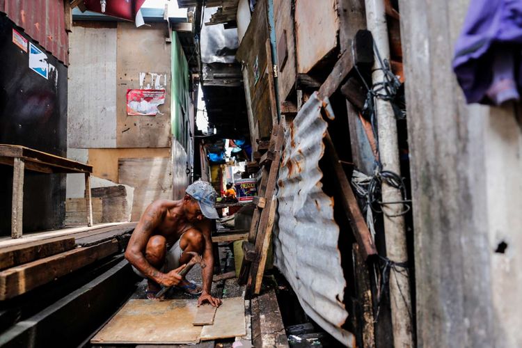 Warga beraktivitas di permukiman kumuh kampung nelayan Muara Baru, Penjaringan, Jakarta Utara, Sabtu (20/1/2018).  Angka kemiskinan di Jakarta saat ini mencapai 3,77 persen dan Pemerintah Provinsi DKI Jakarta menargetkan angka kemiskinan di Ibu Kota turun satu persen dalam kurun waktu lima tahun.