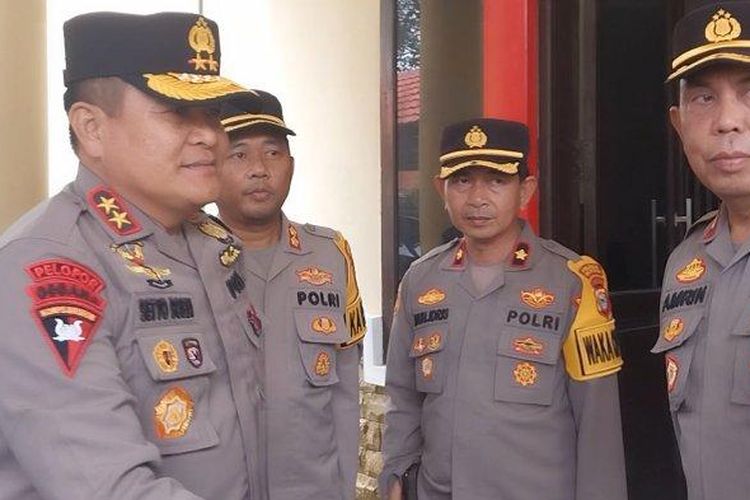Kapolda Sulawesi Selatan, Irjen Pol Setyo Boedi Moempoeni Harso saat mengunjungi Markas Polres Jeneponto, Kamis (27/4/2023). Kunjungan dilakukan setelah Mapolres Jeneponto dirusak OTK pada Kamis dini hari.