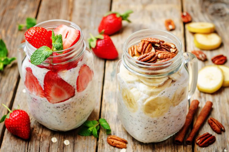 Ilustrasi overnight oatmeal untuk menu diet sehari-hari.