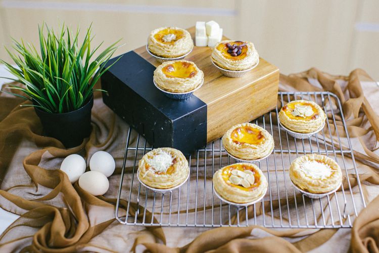 Berbagai varian portuguese egg tart di Holyegg Jakarta.