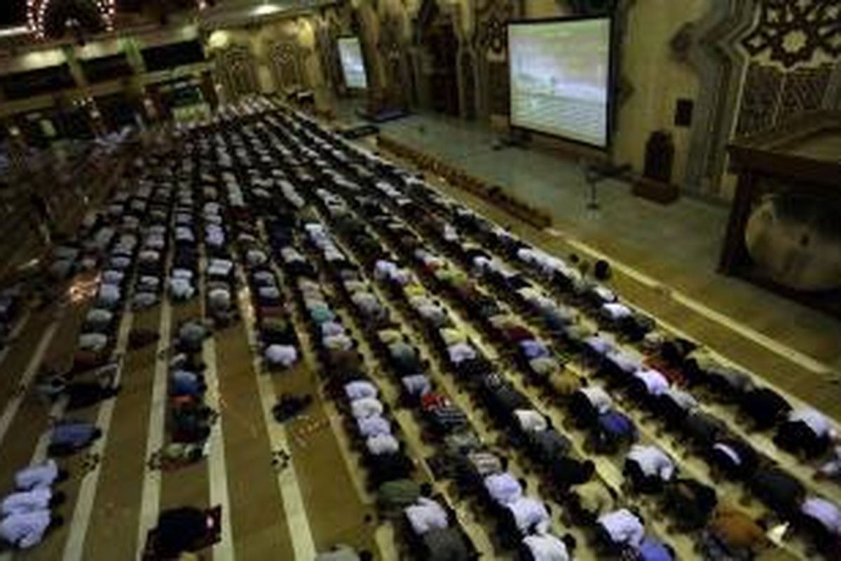 Umat Islam tengah menunaikan ibadah Shalat Tarawih perdana di Mesjid Islamic Center, Koja, Jakarta Utara, Selasa (9/7/2013). Shalat tarawih pertama, menandakan awal dimulainya puasa keesokan harinya.  