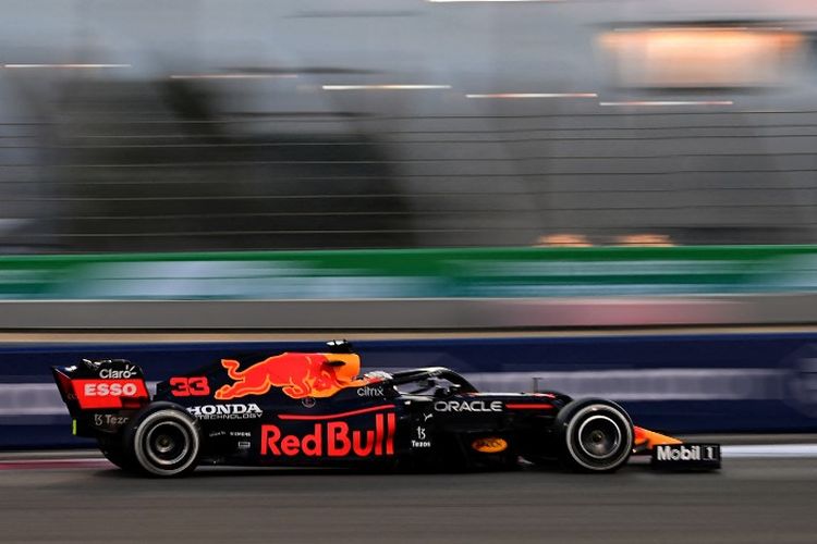 Max Verstappen saat berlaga pada GL Abu Dhabi 2021. (Photo by ANDREJ ISAKOVIC / AFP)