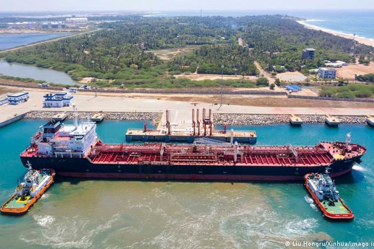 Pelabuhan Internasional Hambantota, Sri Lanka, adalah salah satu proyek infrastruktur terbesar yang dibiayai China. Apa yang dimaksud dengan ekspor dan impor, ekspor impor, ekspor adalah, impor adalah, ekspor dan impor