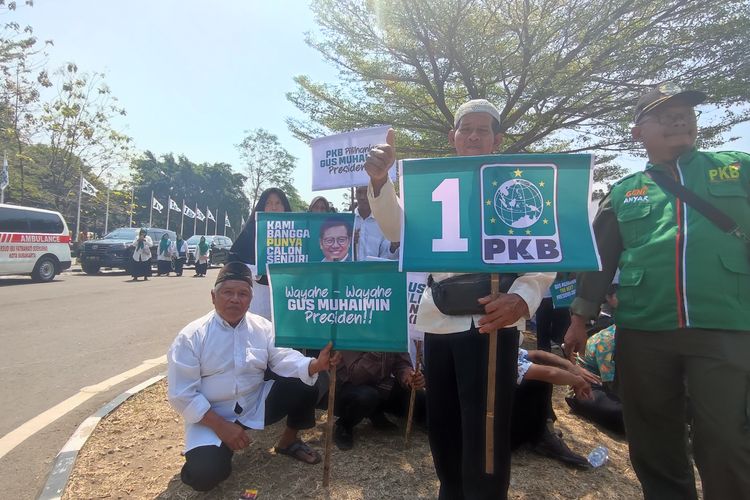 Simpatisan Partai Kebangkitan Bangsa (PKB) mulai berdatangan ke Stadion Manahan, Solo, Jawa Tengah, merayakan syukuran hari lahir (harlah) ke-25 PKB, Minggu (23/7/2023) siang.