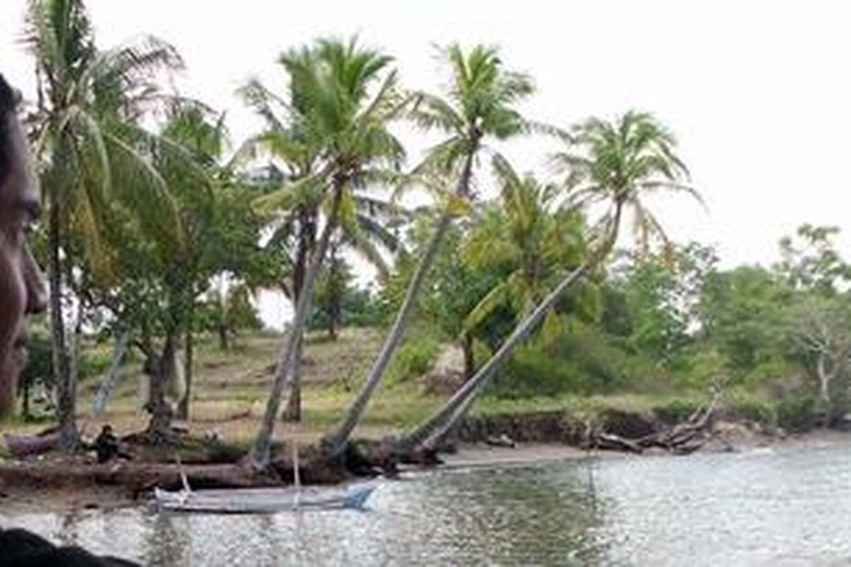 Salah seorang pengunjung tangah menikmati keindahan bibir pantai Ujung Kupang di Sinjai Sulawesi Selatan. Minggu, (23/09/2012).