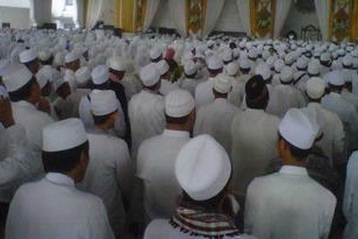 Ribuan umat Islam memperingati kelahiran nabi Muhammad di ponpes alfithrah surabaya, Minggu (20/1/2013) 