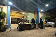 Pengendara Motor Patah Kaki Usai Tabrak Lubang Jalan di Tangsel