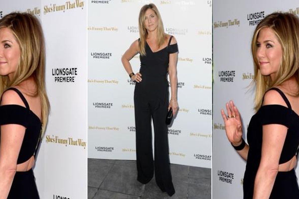 Hadiri pemutaran perdana film Shes Funny That Way, Jennifer Aniston kenakan busana jumpsuit warna hitam yang kasual tapi menebarkan kesan elegan dan formal. 