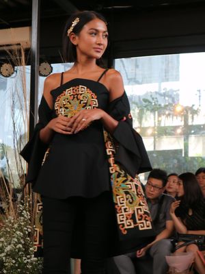Salah satu koleksi busana Batik Kultur by Dea Valencia yang ditampilkan pada peragaan busana perdananya di Kaca Coffee & Eatery, Sudirman, Jakarta Pusat, Sabtu (23/3/2019).