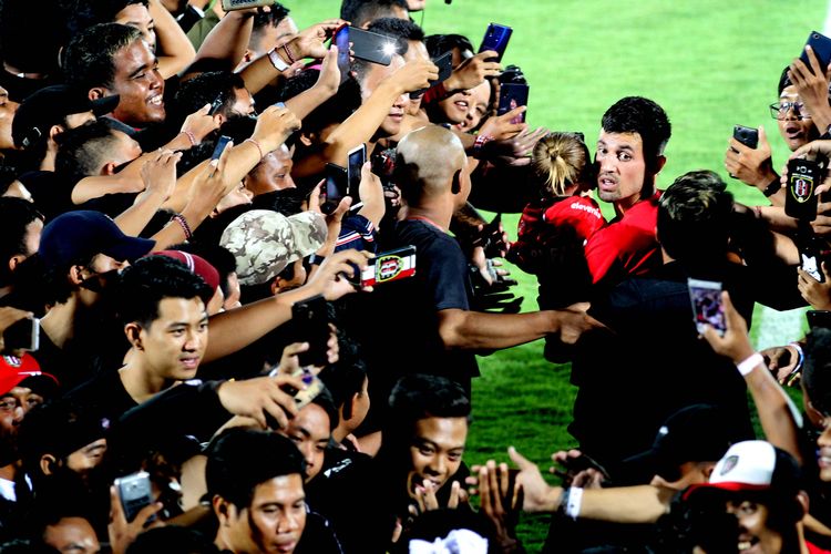 Pemain Bali United, Stefano Lilipaly dikerumunan suporter saat juara Liga 1 2019 di Stadion Kapten I Wayan Dipta Gianyar, Bali, Minggu (22/12/2019) malam.