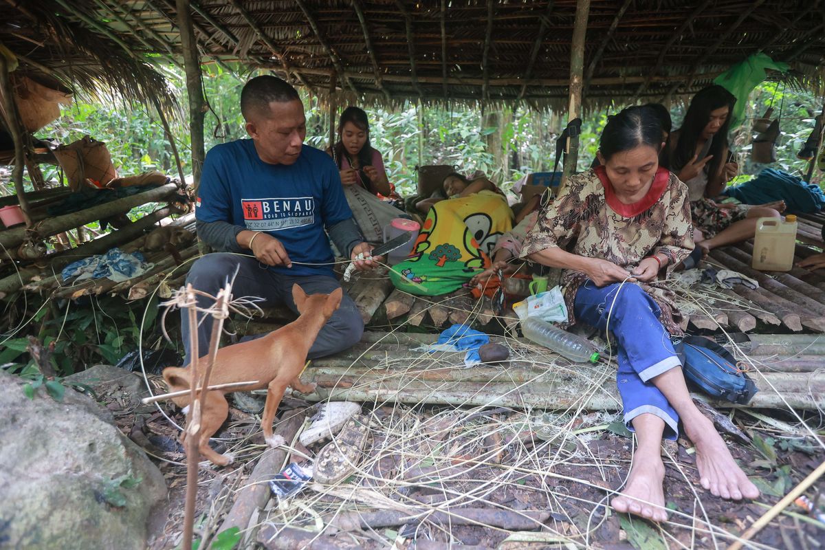 Bupati Bulungan Syarwani (kiri) menemui  Suku Punan Batu di hunian sementara Hutan Benau, Kecamatan Tanjung Palas Timur, Kabupaten Bulungan, Kalimantan Utara, Rabu (31/5/2023). Pemerintah Kabupaten Bulungan memberikan surat keputusan pengakuan Suku Punan Batu sebagai Masyarakat Hukum Adat. Suku Punan Batu menjadi suku terakhir di Kalimantan yang masih hidup dari berburu, meramu, dan berpindah-pindah tempat tinggal.