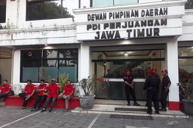 Suasana kantor DPD PDIP Jawa Timur lokasi digelarnya Konfercab lanjutan PDIP Surabaya, Selasa (16/7/2019)