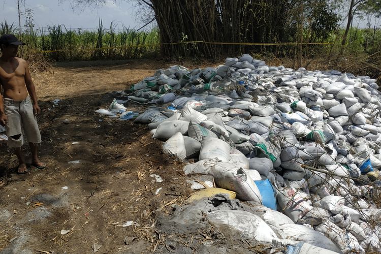 Limbah-limbah dalam kantong yang bila kena air menyebabkan timbulnya asap dan bau tajam hingga mengganggu pernafasan. Material limbah itu banyak ditemukan di Lingkungan Pagut dan Bulurejo, Kelurahan Blabak, Kecamatan Pesantren, Kota Kediri, Jawa Timur.