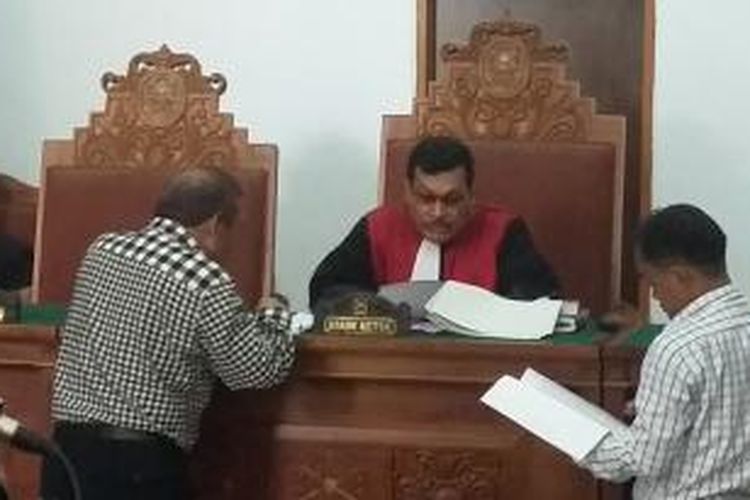 Hakim Asiadi Sembiring berbicara kepada kuasa hukum Sutan Bhatoegana, Eggi Sudjana, dan tim hukum KPK di Pengadilan Negeri Jakarta Selatan, Senin (6/4/2015).