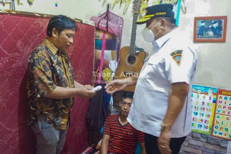 Sekretaris Kota Ambon, Agus Ririmasse menjenguk dan memberikan santunan kepada salah satu pengendara motor yang tertimpa pohon tumbang di di Jalan Jenderal Sudirman Ambon, Rabu (23/3/2022)
