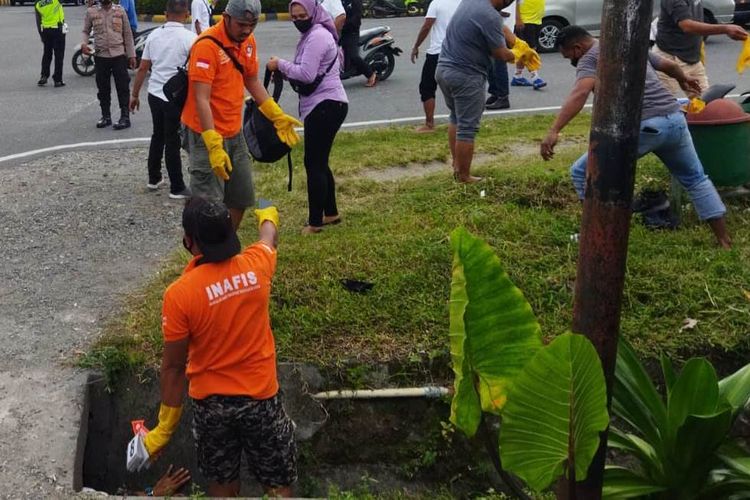 Tim Imafis Polres Maluku Tengah mengevakuasi sesosok mayat perempuan tanpa identitas dari dalam sebua gorong-gorong di Kota Masohi, Kabupaten Maluku Tengah, Rabu sore (9/3/2022)