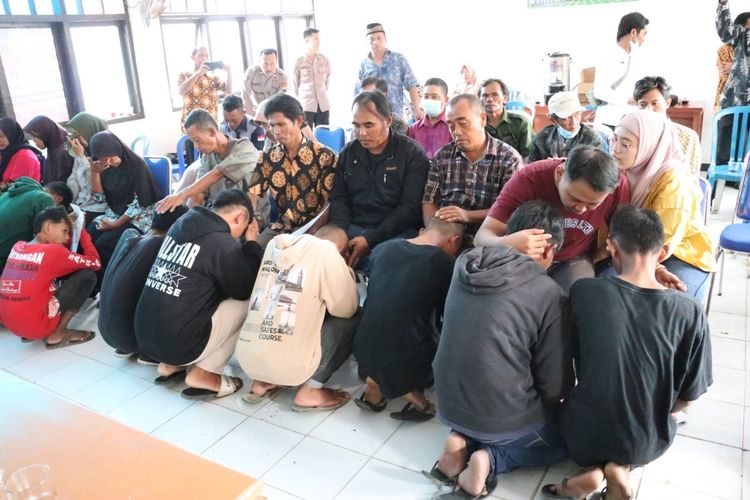 Anggota geng motor sungkem kepada orang tuanya masing-masing saat pembinaan di aula Kantor Kecamatan Puring, Kabupaten Kebumen, Jawa Tengah, Kamis (3/11/2022).