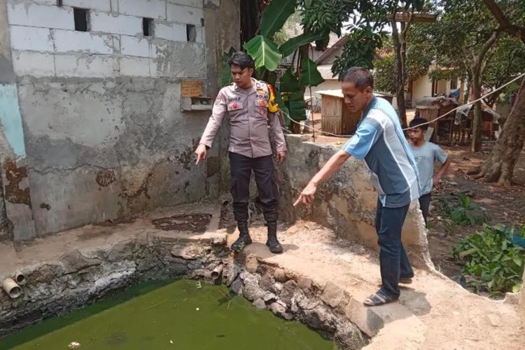 Kepolisian sedang melakukan pemeriksaan di lokasi balita yang tenggelam di kolam belakang musholla di Desa Tamansari, Kecamatan Rumpin, Kabupaten Bogor, Jawa Barat, Rabu (1/11/2023).