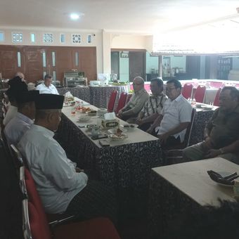 Kepala Bapanas, Arief Prasetyo Adi saat berdialog dengan petani tebu di Kabupaten Malang, Kamis (4/7/2024).