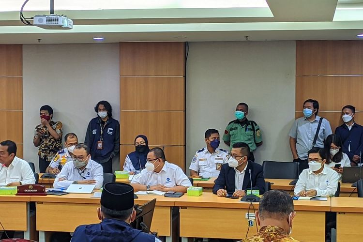 Jajaran Direksi PT Transjakarta dalam rapat kerja Komisi E DPRD DKI Jakarta, Senin (6/12/2021).