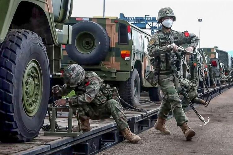 Tentara China tiba di Pusat Latihan Tempur Sergeevsky, Rusia, Senin (29/8/2022). Mereka ikut latihan perang Vostok 2022 yang digelar Rusia pada 1-7 September 2022. Sedikitnya 50.000 tentara dan 6.000 kendaraan serta peralatan perang lain dari sejumlah negara ikut dalam latihan perang laut, darat, dan udara itu.