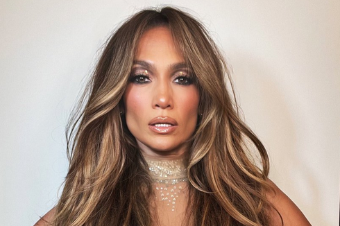 Manggung Lagi Usai Bulan Madu, J.Lo Tampil dengan Outfit Animal Print