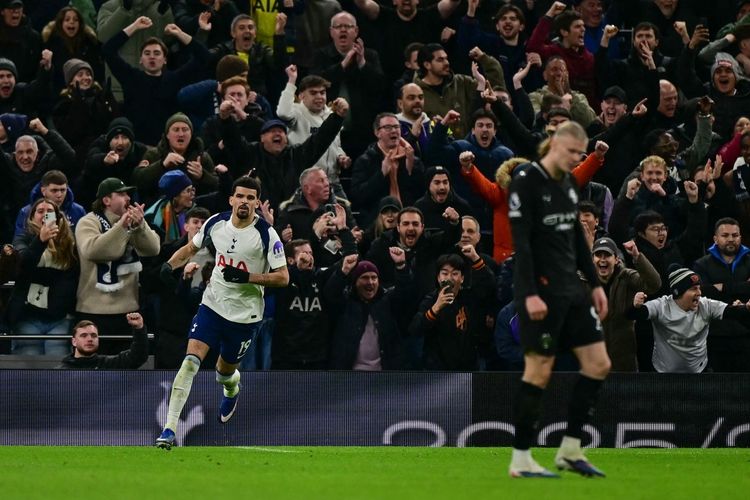 Dominic Solanke (kiri) merayakan gol dalam pertandingan sepak bola Liga Inggris antara Tottenham Hotspur vs Manchester City di Stadion Tottenham Hotspur di London, pada 1 Februari 2026. (Foto oleh Ben STANSALL / AFP)