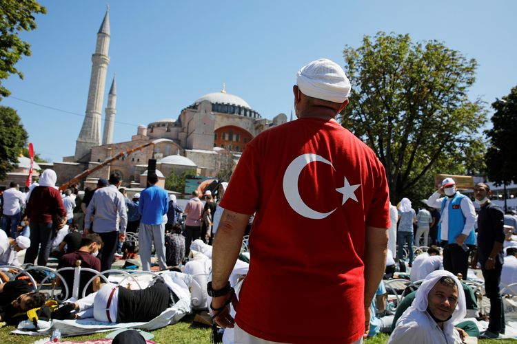 Jemaah menunggu dimulainya shalat Jumat di luar Masjid Agung Hagia Sophia, pada Jumat (24/7/2020). Untuk pertama kalinya Hagia Sophia menggelar shalat Jumat dalam 86 tahun terakhir, usai statusnya diubah lagi menjadi masjid pada 10 Juli 2020.