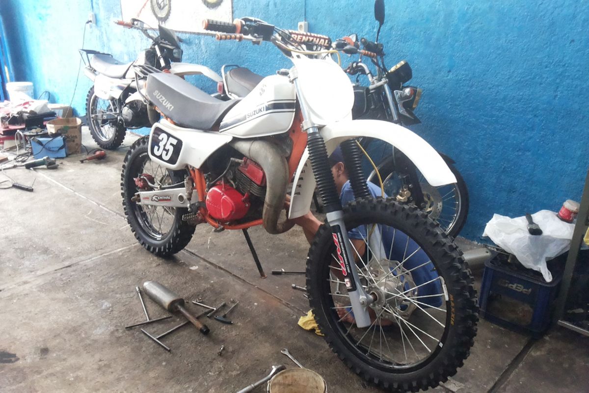 Sebuah motor hasil modifikasi di bengkel custom Garasi 689, Depok.