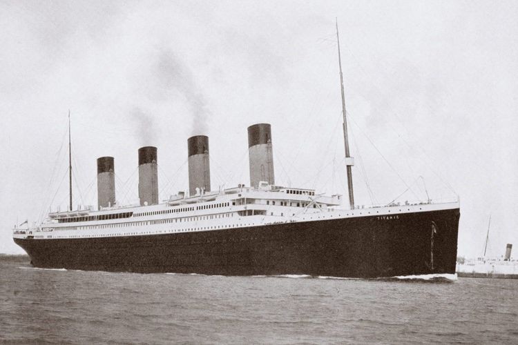 Kapal Titanic tenggelam 1912 di Samudera Atlantik. 
