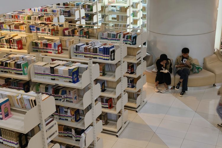 Potret pengunjung Perpustakaan Nasional (Perpusnas) akhir pekan, Minggu (9/2/2025). 