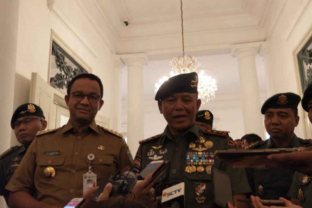 Gubernur DKI Jakarta Anies Baswedan dan Pangkostrad Letjen TNI Besar Harto Karyawan di Balai Kota DKI Jakarta, Selasa (12/2/2019).