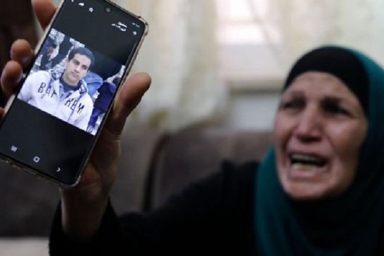 Kerabat Iyad Halaq, pria autis berusia 32 tahun asal Palestina yang ditembak mati oleh polisi Israel pekan lalu, menunjukkan foto mendiang di ponsel.